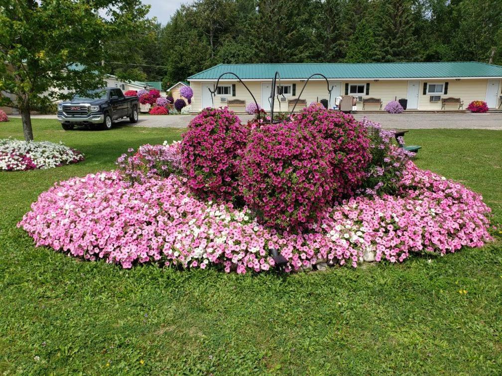 Sunset Motel At Armand'S Gardens Saint Ignace Exterior photo