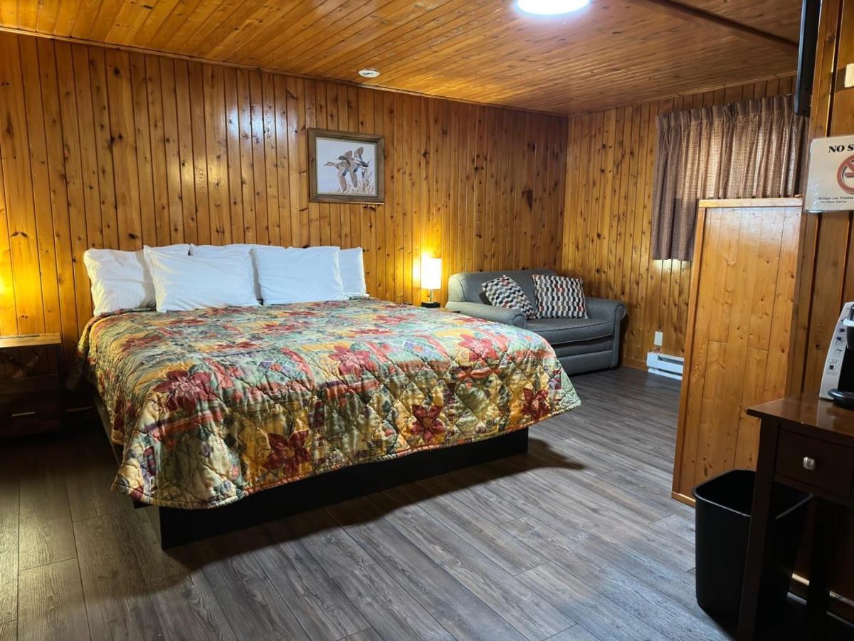 Sunset Motel At Armand'S Gardens Saint Ignace Exterior photo