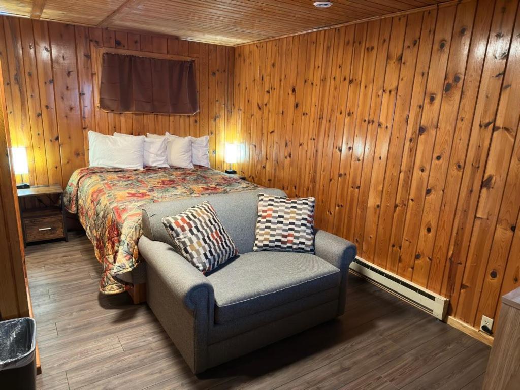 Sunset Motel At Armand'S Gardens Saint Ignace Exterior photo