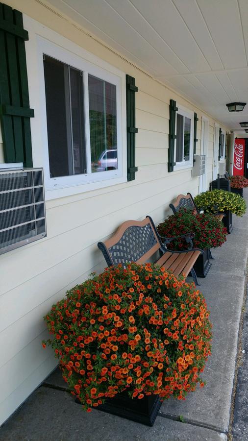 Sunset Motel At Armand'S Gardens Saint Ignace Exterior photo