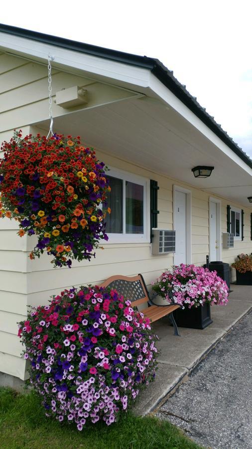 Sunset Motel At Armand'S Gardens Saint Ignace Exterior photo