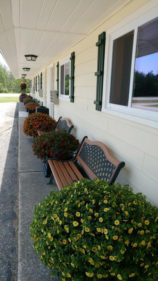 Sunset Motel At Armand'S Gardens Saint Ignace Exterior photo