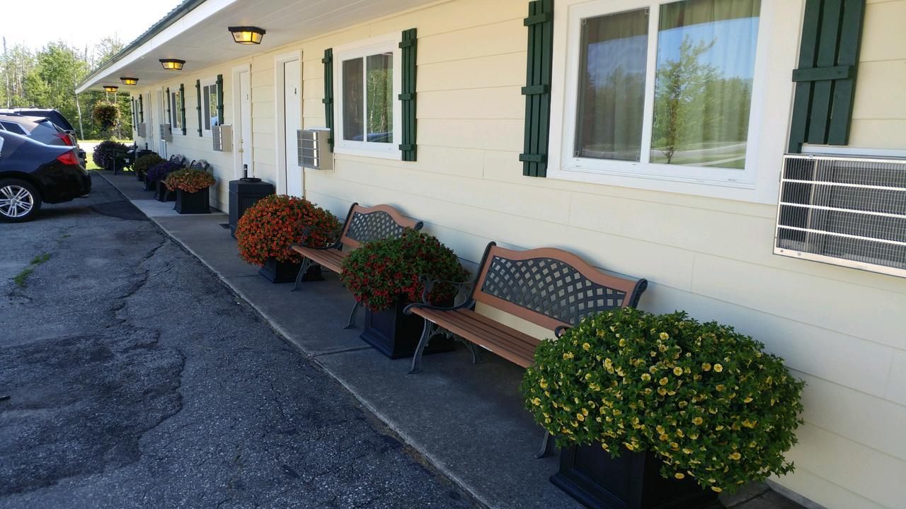 Sunset Motel At Armand'S Gardens Saint Ignace Exterior photo