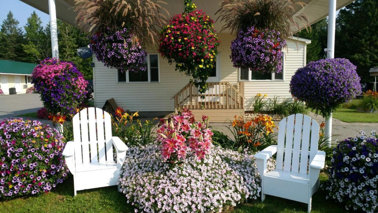Sunset Motel At Armand'S Gardens Saint Ignace Exterior photo
